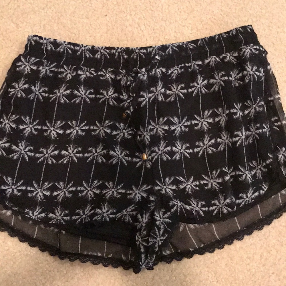 Super cute flowy shorts. Never worn!!